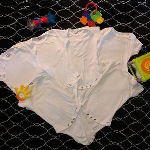 ✨✨6 WHITE GERBER ONESIES✨✨